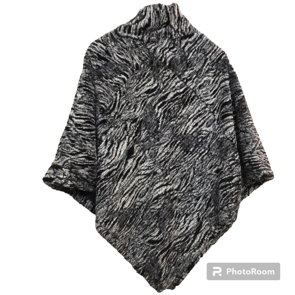 Madison 88 Women’s Soft Cozy Animal Print Pancho Sweater OS - Picture 2 of 5